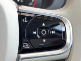【ステアリングスイッチ】運転中、前方から目線をそらさずにオーディオ等の操作ができるよう、適切に配置されたスイッチ類。安心&快適なドライブを演出してくれる便利な機能です。