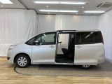 両側スライドドアで助手席側はパワースライド付きだから、狭い駐車スペースなどでの 乗り降りラクラク!小さなお子さまのいるご家庭には嬉しい装備。