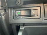 ETCユニットはグローブボックスの中に装着されています。こちらの車両はDSRC(ETC 2.0)に対応していますので、渋滞情報などリアルタイムでナビに反映されます。
