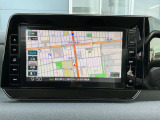 日産オリジナルナビゲーション。大型モニターを採用。画面が大きいので、タッチ操作もスムースで快適です。