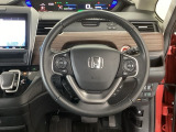 【ハンドル】運転にかかわる様々な操作を安全に行えるように視点移動が少なく操作性に配慮されたスイッチ類が凝縮されたコックピットです。