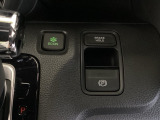 セレクトレバーの右に電子制御パーキングブレーキがあります。スイッチひとつで、停車した地点の傾斜などをシステムが検知・判断してブレーキ力を自動的に最適制御し、しっかり停車できるパーキングシステムです。
