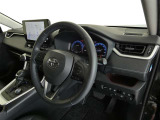 【運転席まわり】・・・ハンドルやシートなども隅々までクリーニング済み。キレイな車内でドライブがより一層快適にお楽しみいただけると思います。