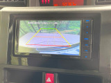 【バックカメラ】駐車時に後方がリアルタイム映像で確認できます。大型商業施設や立体駐車場での駐車時や、夜間のバック時に大活躍!運転スキルに関わらず、今や必須となった装備のひとつです!