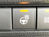 【ステアリングヒーター】冬場に冷たくなりやすい革巻きステアリングを、スイッチ一つで素早く適温に!エアコンよりも早く温まってくれるので、寒い日の運転も快適になりますね♪