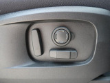 パワーシート『電動パワーシートですので運転中のシート調節も安全に行えます。微調整も可能ですのであなただけのドライビングポジションを実現します。』