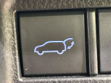 【パワーバックドア】スマートキーや運転席のボタンを押すだけでリアゲートが自動で開閉します!荷物を持っている時や、高い位置にあるバックドアを閉める際に便利な機能です♪