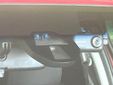 【シティブレーキアクティブシステム】低速走行中に前方の車両等を認識し、衝突しそうな時は警報とブレーキで衝突回避と被害軽減をアシスト。より安全にドライブをお楽しみいただけます。