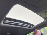 【サンルーフ】開放感たっぷりの希少装備、サンルーフが装着されています!車内に明かりを取り入れたり景色を楽しむ以外にも、車内の空気も簡単に換気できて快適です!