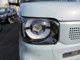 見た目はとてもかわいいヘッドライトが特徴ですが、とても明るいLEDの強力な光を照射し夜間ドライブをサポートします