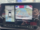 車を真上から見ているように、周囲の状況を把握しながら安心して駐車が行えるアラウンドビューモニター装備!