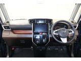 操作性に優れた運転席となります!小物入れや各ボタンの配置にこだわり、使いやすいです!座り心地もよく視認性も良好なのでロングドライブもお任せ下さい!