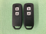 スマートキーを装備しています。鍵を差し込むことなくドアロックの開け閉めと、スタートボタン操作でのエンジンスタートができます。スペアキーも同じものを用意しております。