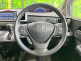 インテリアに合わせたデザインのステアリングは、運転される方のことも考え、運転しやすい形状、大きさです。是非一度、実際に触ってお確かめください。
