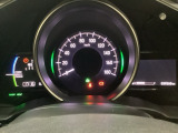 ハイブリット車専用のメーターです。中央のスピードメーターより左右のサブデスプレイで燃費や動力伝達などの情報が見れるようになっています。