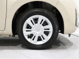 タイヤサイズは(165/65R14)でキャップ付きスチールホイールです。