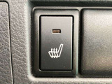 運転席シートヒーターが装備されております!寒い時期の冬場には暖かく、一年通して快適に過ごせる優れもの☆エアコンで乾燥しやすい車内も防ぐ事ができます