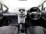 上質で落ち着いた印象のインパネ。視界も広々で運転しやすいです。