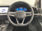 Volkswagen全車共通の上質な本革を使用した手触りのしっとりとしたステアリングです。唯一素肌が触れるハンドルは上位モデルと同じ握り心地になっております。
