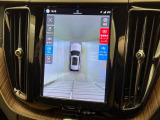 【360&deg;ビューカメラ】4台の高解像度カメラで360度の鳥瞰図を表示。隣の車や壁、死角にある障害物などを画面で確認できるため、狭いスペースでの駐車・出入りも安心です。