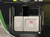 指先だけで簡単に操作が可能な電動パーキングブレーキを採用。「HOLD」スイッチを押すと、渋滞や信号待ちなどでブレーキペダルから足を離しても、ブレーキを保持するので安心です