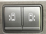 【ハンズフリー機能付き両側パワースライドドア】スライドドアの下に足先を入れてすぐ引くと、自動的にスライドドアが開閉します!荷物で両手がふさがった状態でも、ドアの開閉ができてとっても便利!