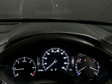 【アクティブ・ドライビング・ディスプレイ】フロントガラスにルートや車速などの情報を表示し、ドライバーの視線移動と、焦点調整の 時間をさらに短縮する事で、わき見のリスクを低減し ます。