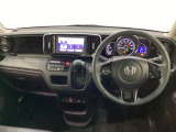 車内は光触媒抗菌消臭施工済です。インパネ周りはスタイリッシュなデザインです。グローブボックスやカップホルダーのほかにトレーなどたくさんの収納スペースが付いています。