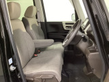 女性でも運転がしやすいように、シートの高さ調整機能(シートリフター)がついています。運転席と助手席の間が空いている為、助手席側への移動がスムーズです。交通量の多い道でも助手席側から乗り降りができます。