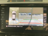 ギアをリバースに入れると車両後方の映像を映し出します。画面にはガイドラインが表示され、車庫入れや縦列駐車などの際に安全確認をサポートします。