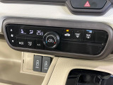 【オートエアコン】一度お好みの温度に設定すれば、車内の温度を検知し風量や温度を自動で調整。暑い&hellip;寒い&hellip;と何度もスイッチ操作をする必要はありません。快適な車内空間には必須の機能ですね♪