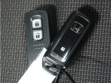 ◆スマートキー◆カギをバッグやポケットに入れたままでもドアロックの開閉ができる『スマートキー』付き!雨天や暗くなってもカギを取り出す必要がなくドアの開錠&エンジンも始動できます
