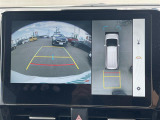 【パノラミックビューモニター】クルマを真上から見下ろした視点で駐車をサポートします!クルマの斜め後ろや真横など、いち早く障害物に気が付くことができます。
