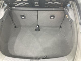 ●すっきりとした見た目のスクエア形状のラゲッジスペースです。また荷物が多い時、急なお買いものの際にもリヤシートを倒していただくことにより十分なスペースを確保できます。