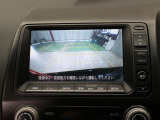 【バックカメラ】シフトを「R」の位置に入れると、自動的に画面がカメラ映像に切り替わり後方の視界をサポートする必須装備です!
