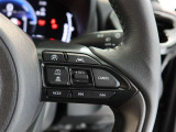 アダプティブクルーズコントロール機能付きです。走行中に先行車の様子を検知しながら、設定した車速の範囲内で先行車との距離のキープを支援します。詳細は販売店スタッフまでおたずねください。