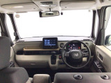 【前方視界】開放的な前方視界!運転がしやすく疲れにくいです♪窓が大きく、見通しがとっても良いおクルマですよ♪