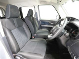 ゆったり室内で運転もしやすいです♪使い勝手の良い配置も考えられています!!