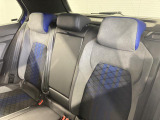 シートは適度な硬さによって長時間の運転でも疲れにくいと定評があります。国産車とは全く違った座り心地ですが、長年培われた欧州の椅子文化をご体感ください。