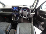 革巻きステアリングで快適な操作性の運転席です。