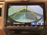 リバースギアに入れるだけで後方の表示へ切り替わります。夜間や雨の日の駐車も楽になりますよ。