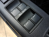 運転席から全ての窓の開閉ができます。ウィンドウロック機能はお子様のいたずら防止に有効です。