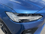 【LEDヘッドライト】ハイビームを先行車や対向車にあてず、その両サイドではハイビーム照射を維持。見える範囲が段違いに広くなりました。北欧神話に登場するトールハンマーをモチーフにデザイン。