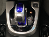 ハイブリッド専用セレクトレバーです。シフトチェンジを電子信号で送信するセレクトレバーを採用していますので、軽快でスマートな操作を楽しめます。
