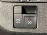 指先だけで簡単に操作が可能な電動パーキングブレーキを採用。「HOLD」スイッチを押すと、渋滞や信号待ちなどでブレーキペダルから足を離しても、ブレーキを保持するので安心です