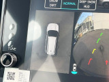 【マルチテレインモニター】車のフロントやサイドのカメラ画像を同時にモニター表示することで、悪路や狭い道を走行時でも周囲の状況確認ができ安心!本格SUVにうれしい装備です♪