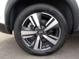 足元を引き締める純正アルミホイ-ル付きです。タイヤサイズは、235/55R19です。