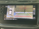 ギアをリバースに入れると車両後方の映像を映し出します。画面にはガイドラインが表示され、車庫入れや縦列駐車などの際に安全確認をサポートします。