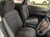 運転席の画像です。足元やシートまわりに余裕があり、リラックスした姿勢で運転が可能です。視界も良好で操作系へのアクセスもしやすく、快適で安心感のあるドライブをサポートします。