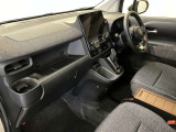 運転席周りのレイアウトをご覧ください。ナビゲーションが綺麗に装着されすっきり収まってますね!